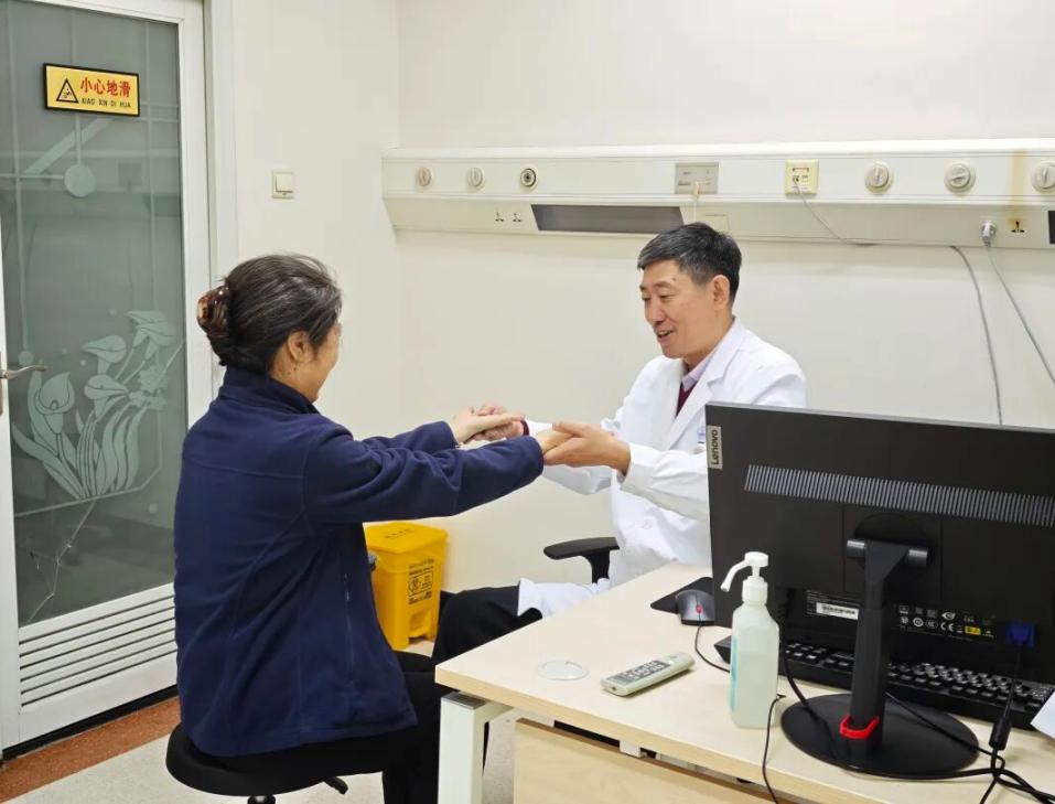 我院神经内科为退休职工进行健康义诊活动